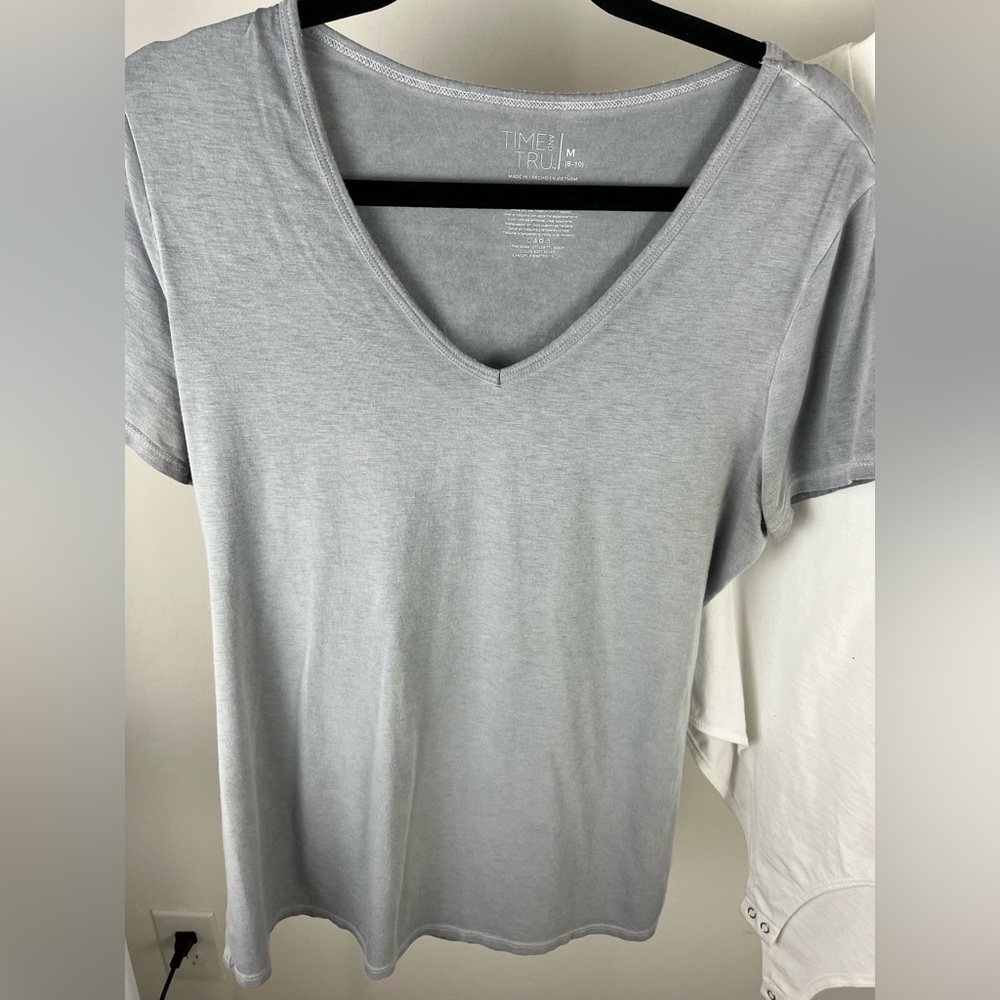 Basic tees/bodysuit bundle - Picture 2 of 7